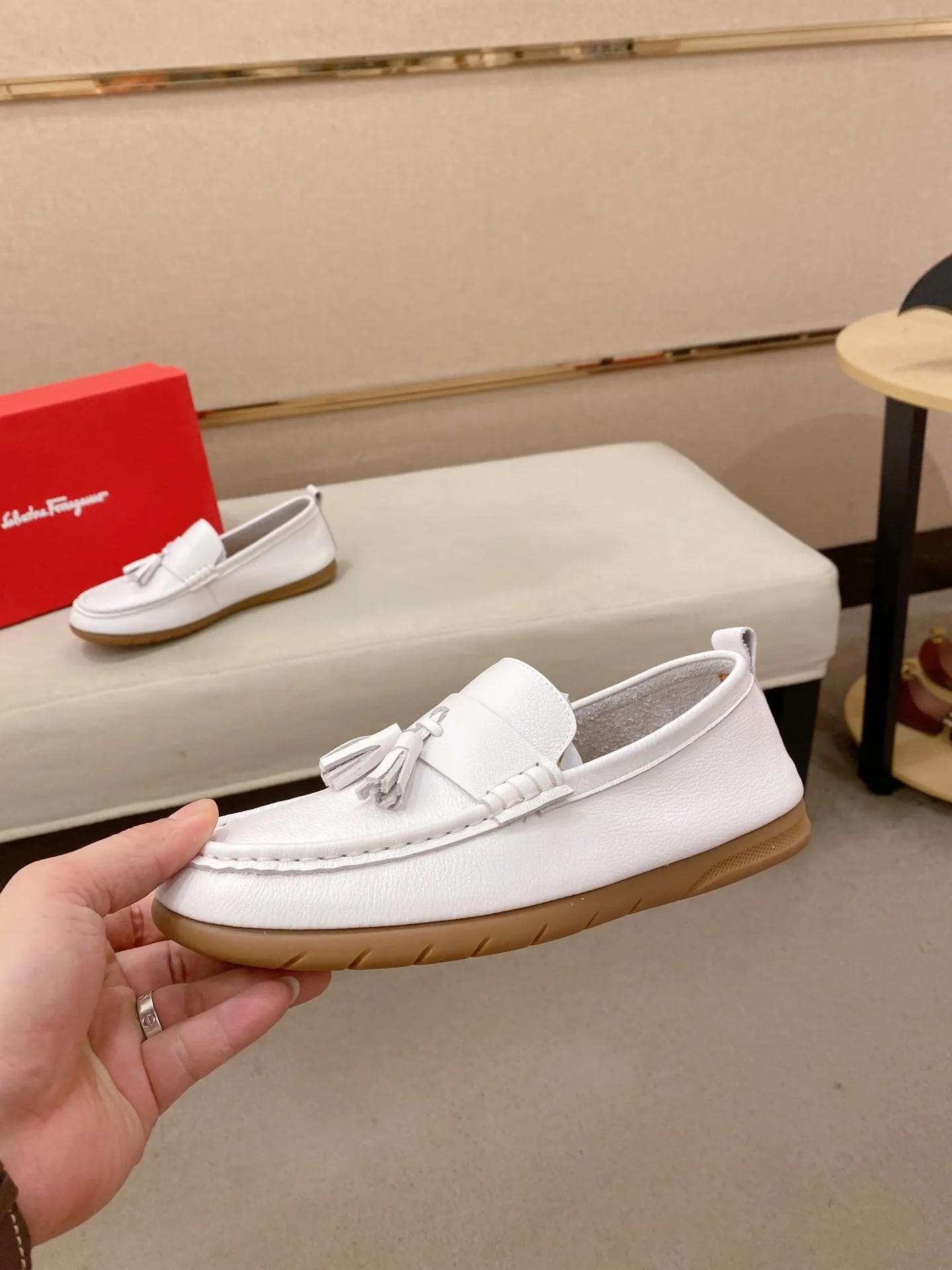 Factory price 500💰 Original Ferragamo men's shoes! The world's top brands...Luxury quality...//Fashion and high-end footwear 👍💪🏻...give you a low-key luxury comfort experience👍. The upper is made of pure Italian imported original cowhide and sweat-absorbent sheepskin lining. It is comfortable and breathable, high-end and classy... luxurious and noble!! .. OEM factory shipment [Hug] stall.. Original board. Welcome to taste..38--44.